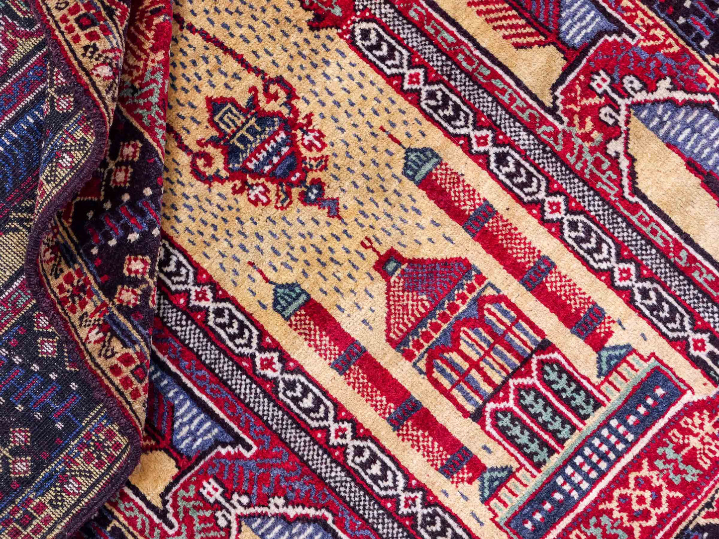 Antiker, handgeknüpfter, afghanischer Belutsch Nomadenteppich aus Wolle von Khademi. Größe: 136 x 87 cm. Farbe: Beige, rot, blau. Verkauf durch JUPITER Intl.