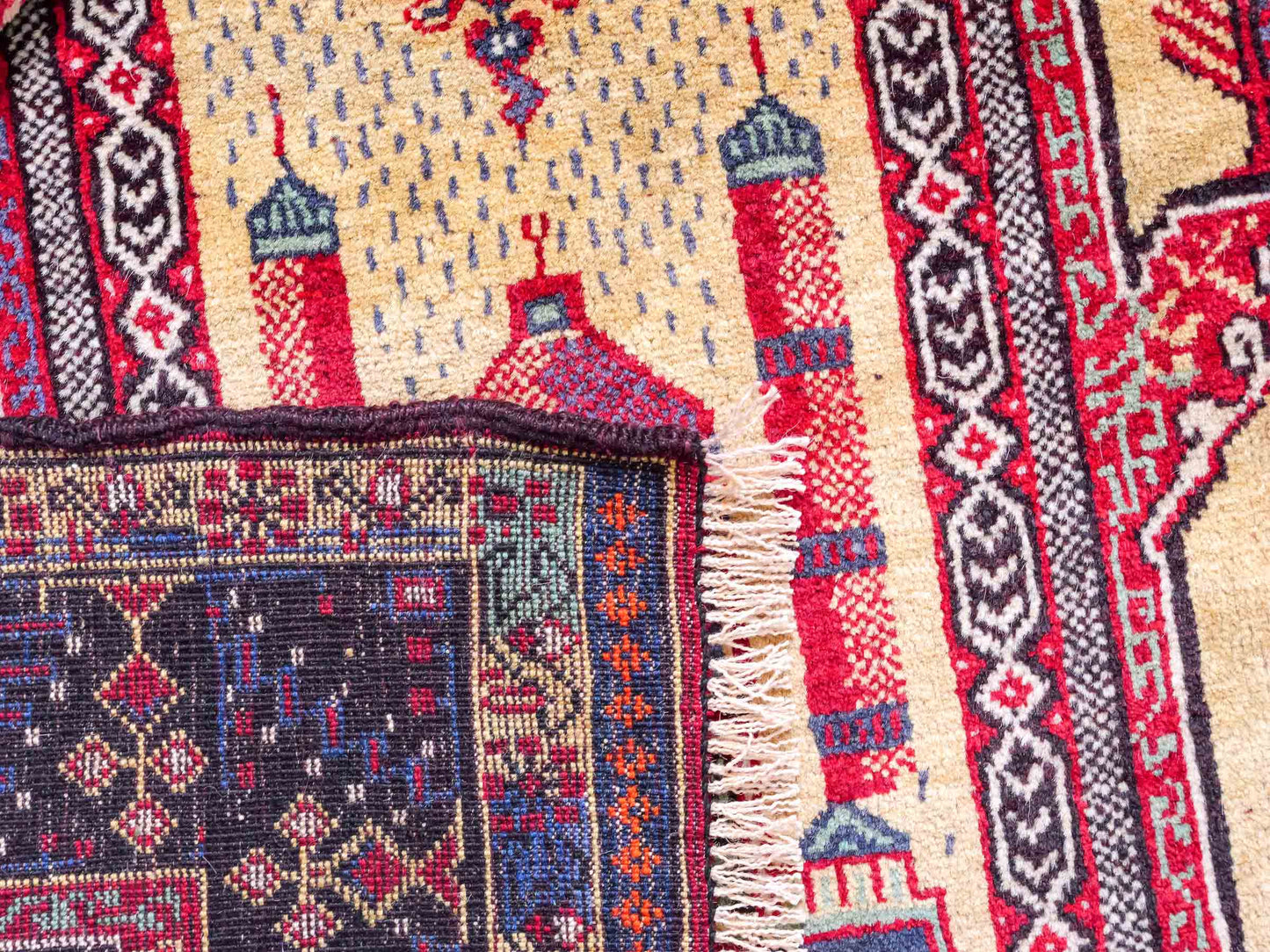 Antiker, handgeknüpfter, afghanischer Belutsch Nomadenteppich aus Wolle von Khademi. Größe: 136 x 87 cm. Farbe: Beige, rot, blau. Verkauf durch JUPITER Intl.