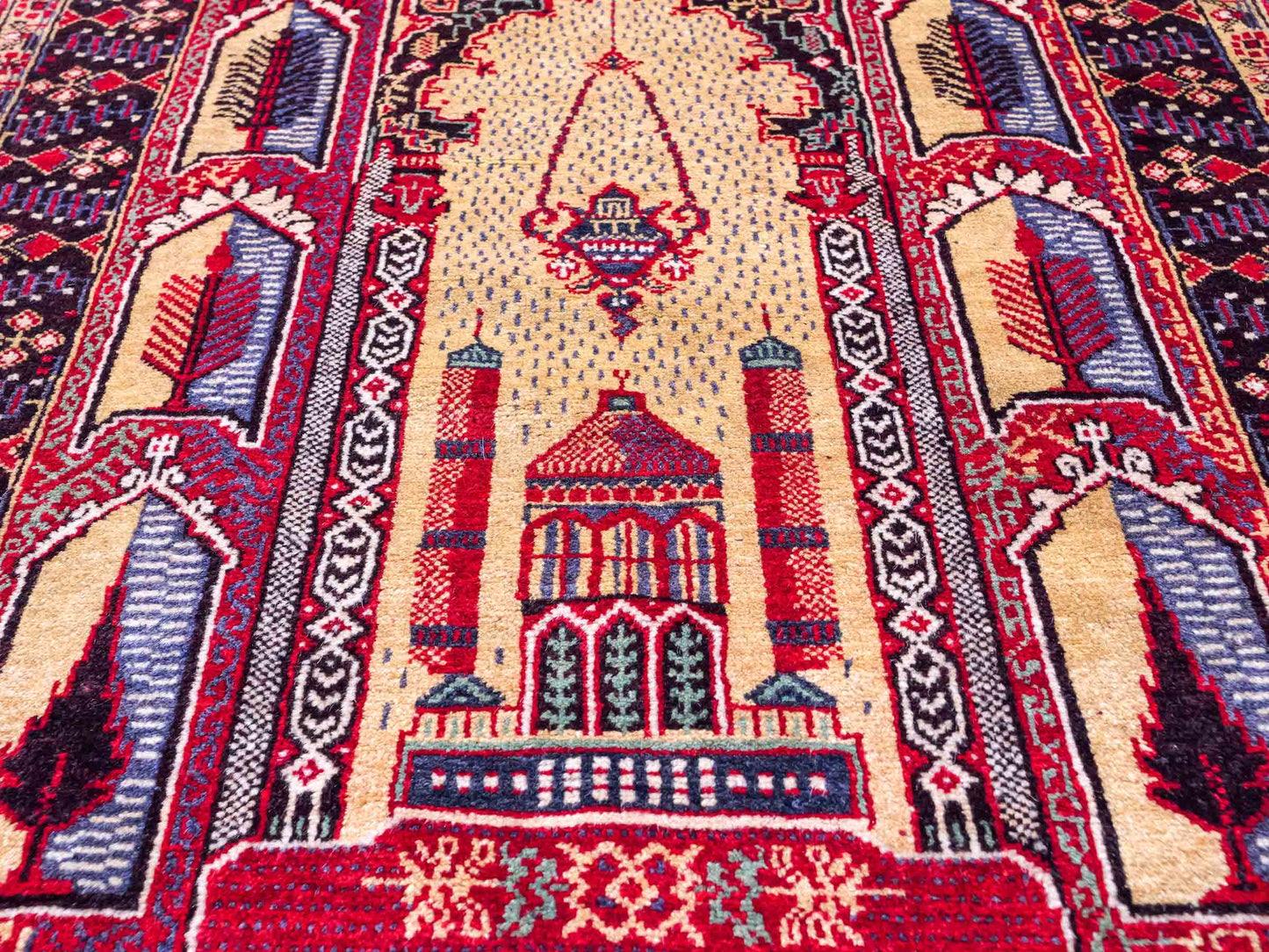 Antiker, handgeknüpfter, afghanischer Belutsch Nomadenteppich aus Wolle von Khademi. Größe: 136 x 87 cm. Farbe: Beige, rot, blau. Verkauf durch JUPITER Intl.