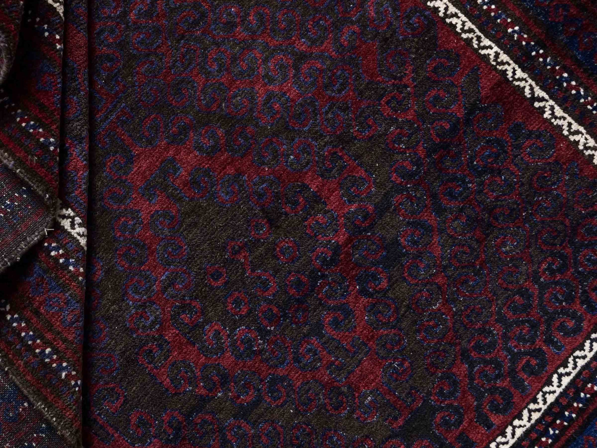 Antiker, handgeknüpfter, afghanischer Belutsch Nomadenteppich aus Wolle von Khademi. Größe: 136 x 94 cm. Farbe: Rot, braun, blau. Verkauf durch JUPITER Intl.