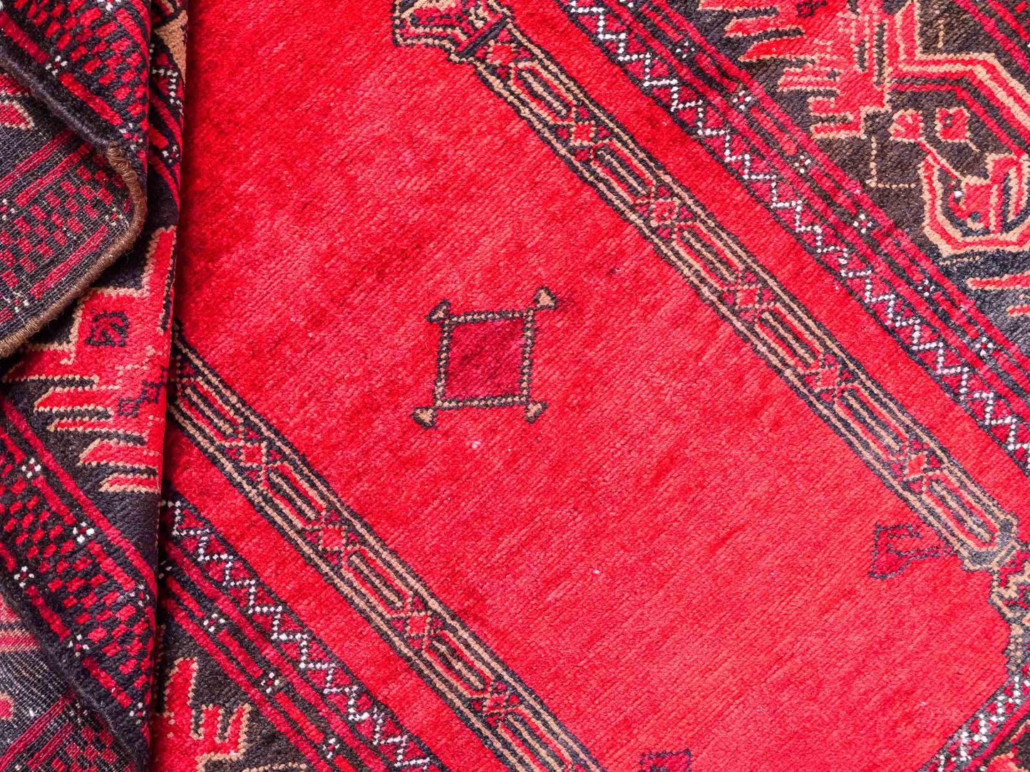 Antiker, handgeknüpfter, afghanischer Belutsch Nomadenteppich aus Wolle von Khademi. Größe: 138 x 80 cm. Farbe: Rot. Verkauf durch JUPITER Intl.