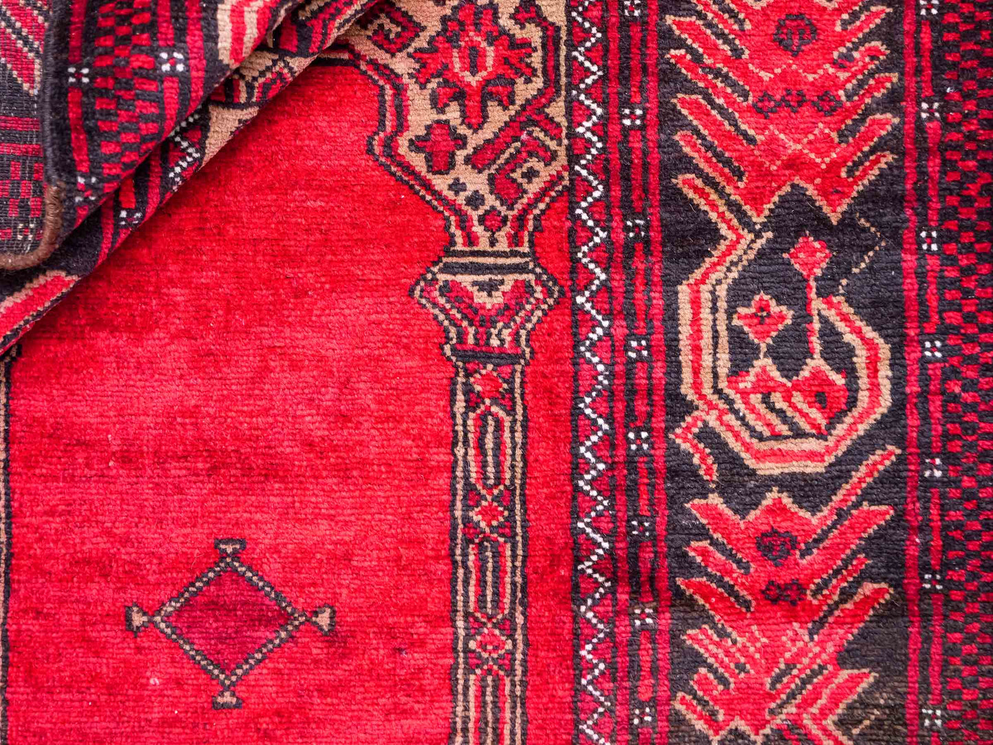Antiker, handgeknüpfter, afghanischer Belutsch Nomadenteppich aus Wolle von Khademi. Größe: 138 x 80 cm. Farbe: Rot. Verkauf durch JUPITER Intl.