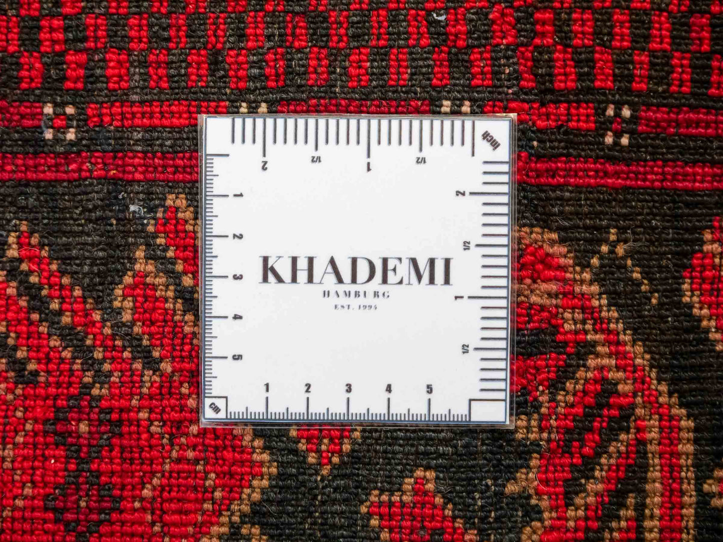 Antiker, handgeknüpfter, afghanischer Belutsch Nomadenteppich aus Wolle von Khademi. Größe: 138 x 80 cm. Farbe: Rot. Verkauf durch JUPITER Intl.