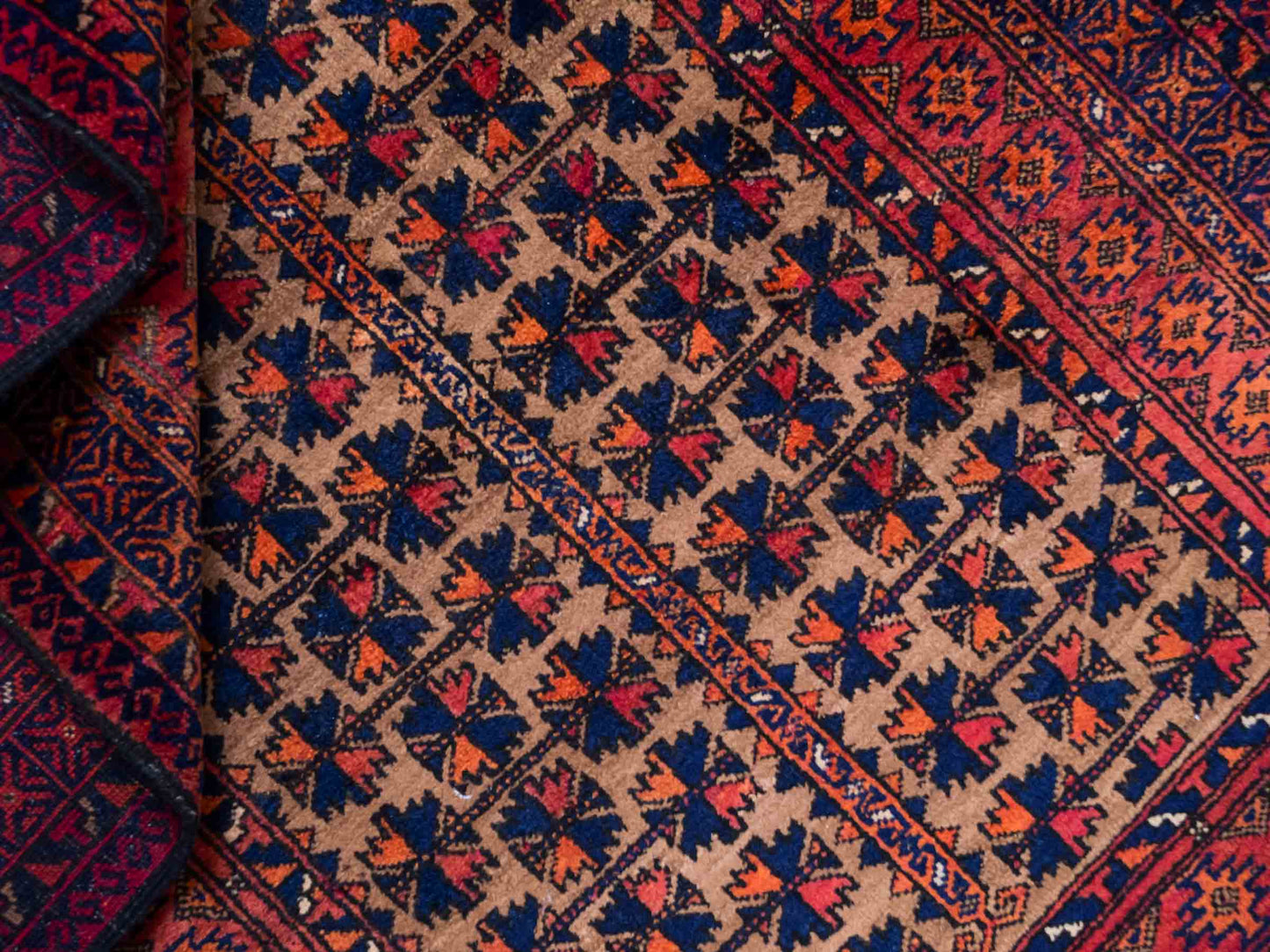 Antiker, handgeknüpfter, afghanischer Belutsch Nomadenteppich aus Wolle von Khademi. Größe: 140 x 88 cm. Farbe: Orange, beige, blau. Verkauf durch JUPITER Intl.