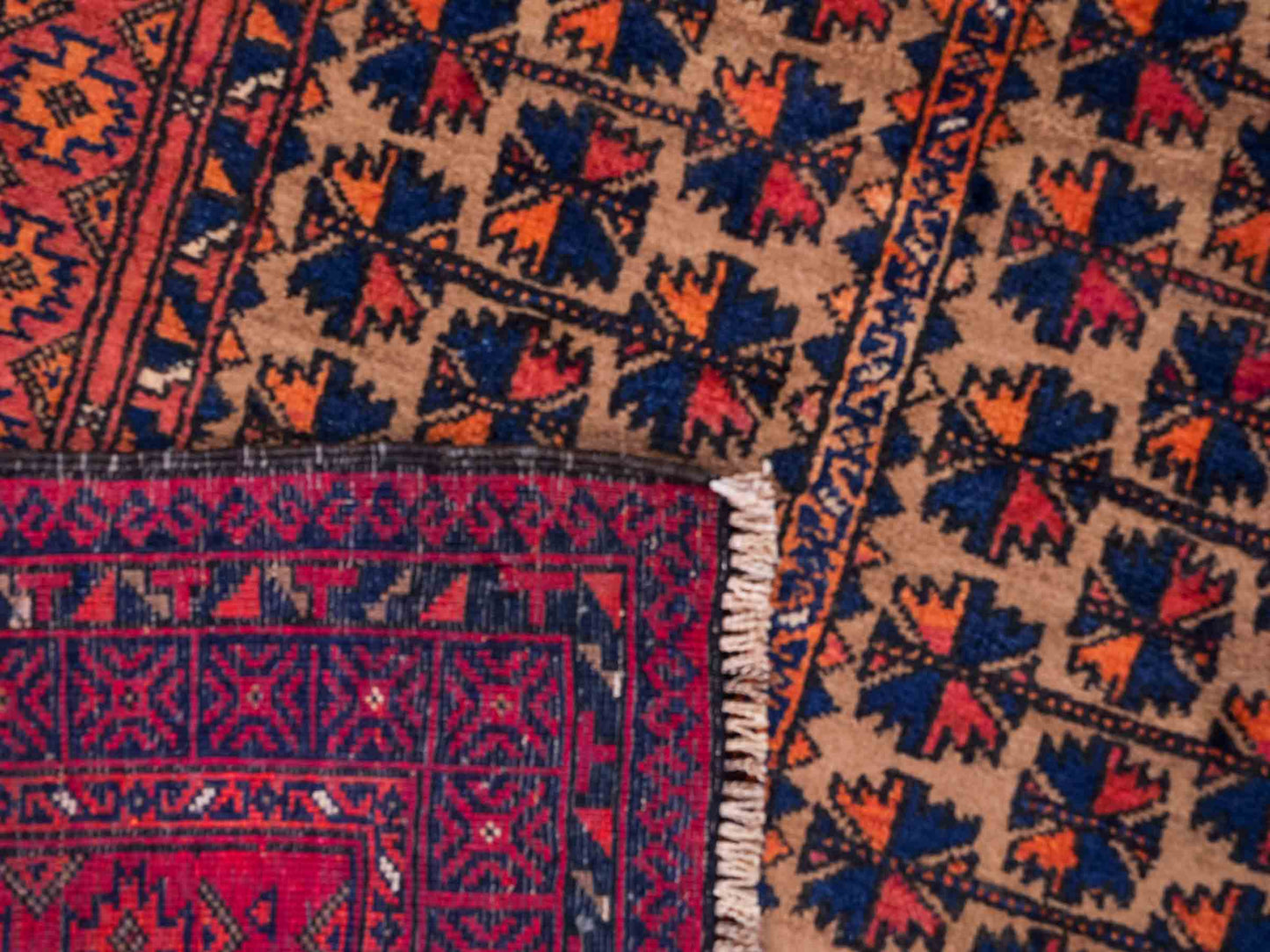 Antiker, handgeknüpfter, afghanischer Belutsch Nomadenteppich aus Wolle von Khademi. Größe: 140 x 88 cm. Farbe: Orange, beige, blau. Verkauf durch JUPITER Intl.