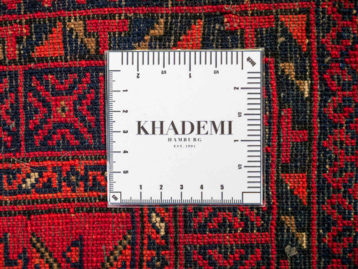 Antiker, handgeknüpfter, afghanischer Belutsch Nomadenteppich aus Wolle von Khademi. Größe: 140 x 88 cm. Farbe: Orange, beige, blau. Verkauf durch JUPITER Intl.