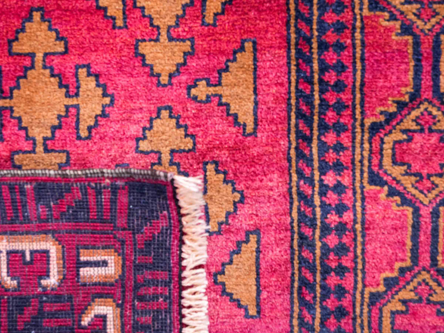 Antiker, handgeknüpfter, afghanischer Belutsch Nomadenteppich aus Wolle von Khademi. Größe: 142 x 87 cm. Farbe: Rot. Verkauf durch JUPITER Intl.