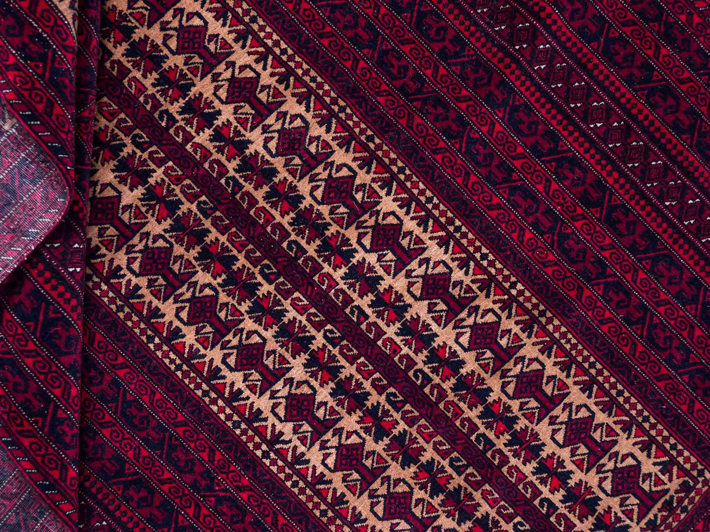 Sehr feiner, handgeknüpfter, antiker Belutsch Nomadenteppich aus Wolle von Khademi. Farbe: Rot, blau, cremeweiß. Größe: 142 x 90 cm. Vertrieb durch JUPITER Intl.