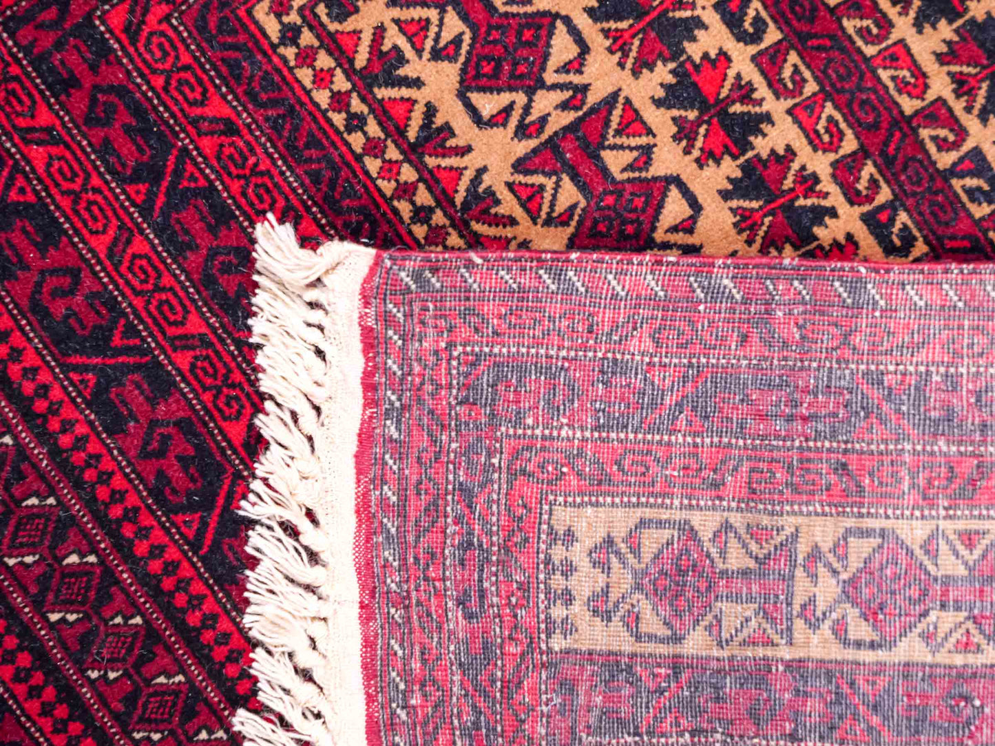 Sehr feiner, handgeknüpfter, antiker Belutsch Nomadenteppich aus Wolle von Khademi. Farbe: Rot, blau, cremeweiß. Größe: 142 x 90 cm. Vertrieb durch JUPITER Intl.