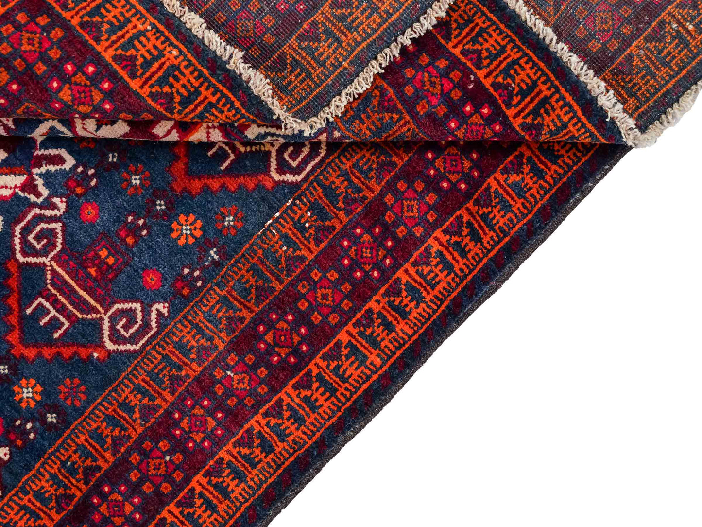 Antiker, handgeknüpfter, afghanischer Belutsch Nomadenteppich aus Wolle von Khademi. Größe: 157 x 98 cm. Farbe: Blau, rot. Verkauf durch JUPITER Intl.