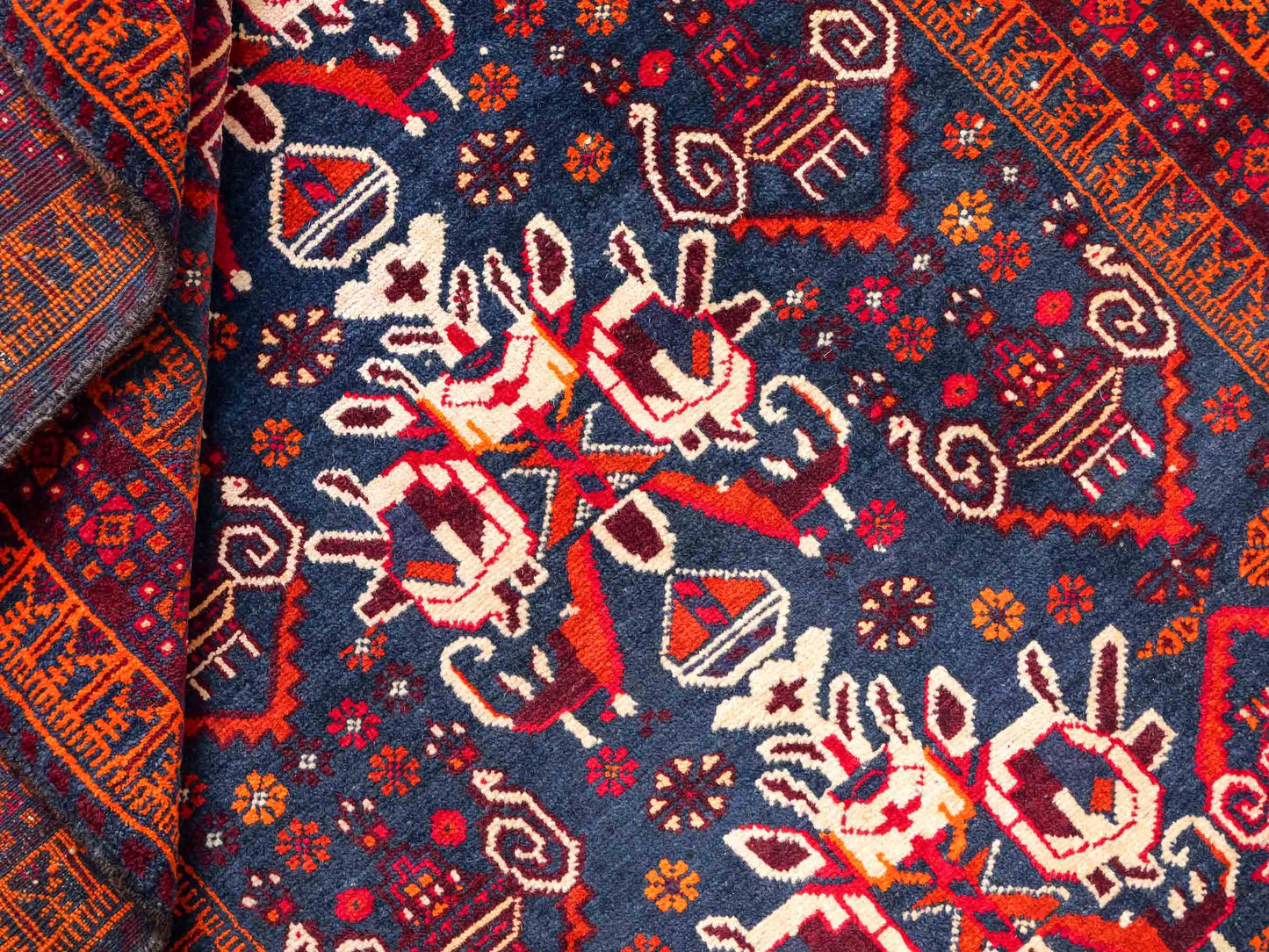 Antiker, handgeknüpfter, afghanischer Belutsch Nomadenteppich aus Wolle von Khademi. Größe: 157 x 98 cm. Farbe: Blau, rot. Verkauf durch JUPITER Intl.