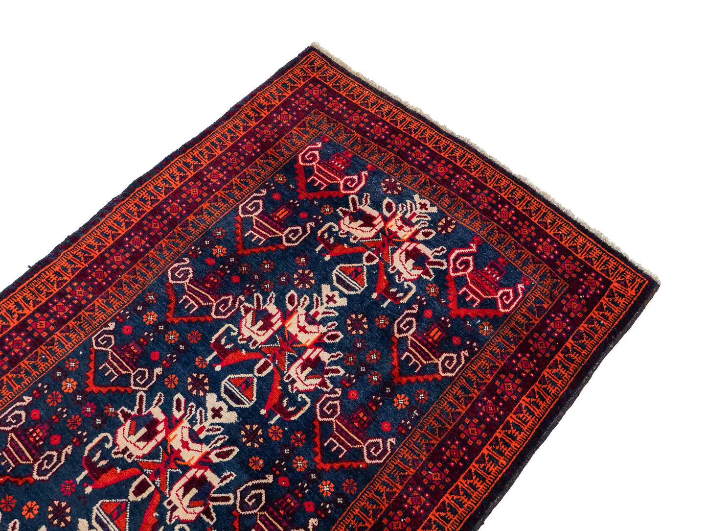Antiker, handgeknüpfter, afghanischer Belutsch Nomadenteppich aus Wolle von Khademi. Größe: 157 x 98 cm. Farbe: Blau, rot. Verkauf durch JUPITER Intl.