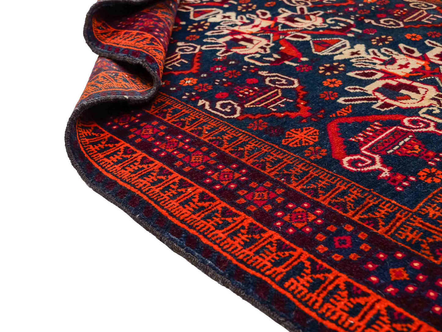 Antiker, handgeknüpfter, afghanischer Belutsch Nomadenteppich aus Wolle von Khademi. Größe: 157 x 98 cm. Farbe: Blau, rot. Verkauf durch JUPITER Intl.