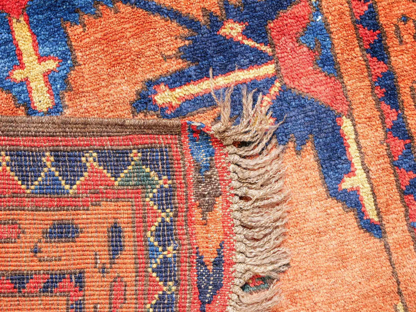 Antiker, handgeknüpfter, afghanischer Belutsch Nomadenteppich aus Wolle von Khademi. Größe: 91 x 65 cm. Farbe: Rot, orange, blau. Verkauf durch JUPITER Intl.