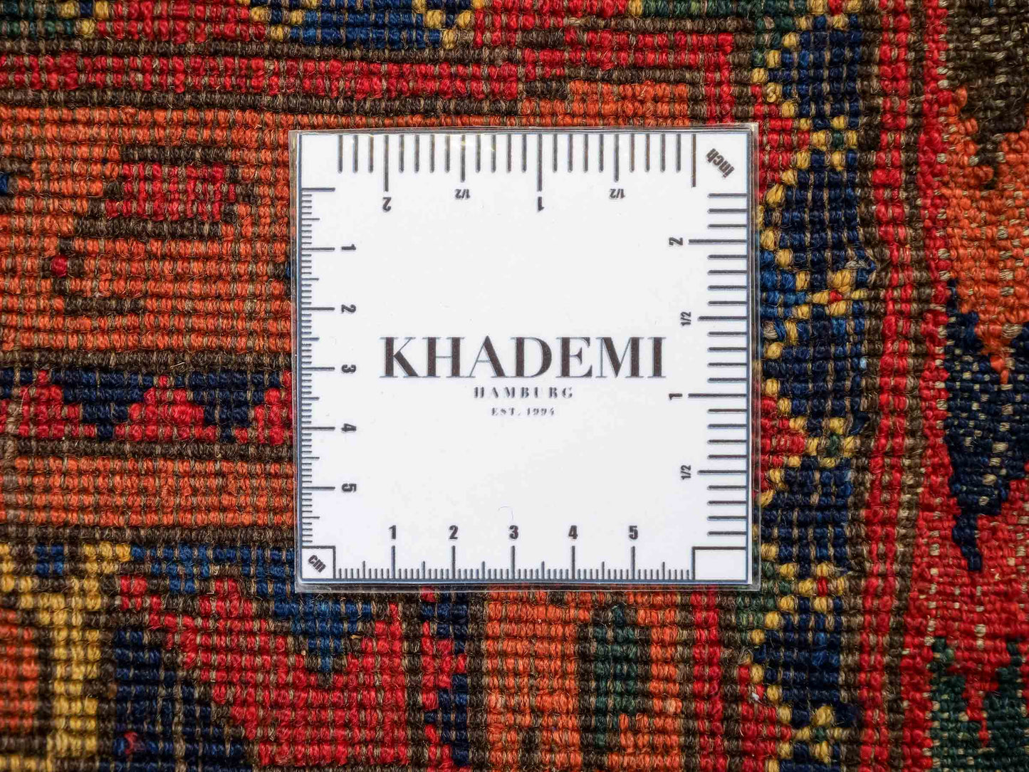 Antiker, handgeknüpfter, afghanischer Belutsch Nomadenteppich aus Wolle von Khademi. Größe: 91 x 65 cm. Farbe: Rot, orange, blau. Verkauf durch JUPITER Intl.