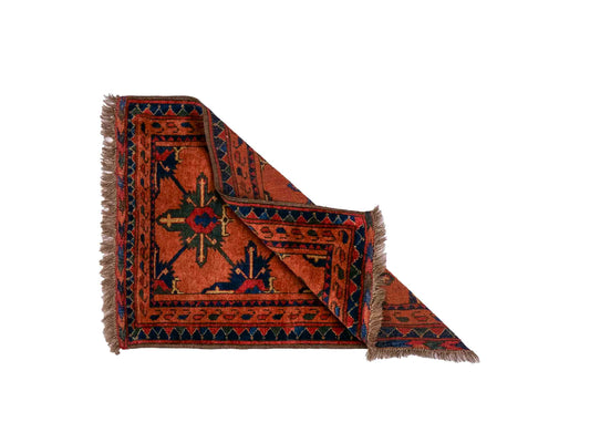 Antiker, handgeknüpfter, afghanischer Belutsch Nomadenteppich aus Wolle von Khademi. Größe: 91 x 65 cm. Farbe: Rot, orange, blau. Verkauf durch JUPITER Intl.