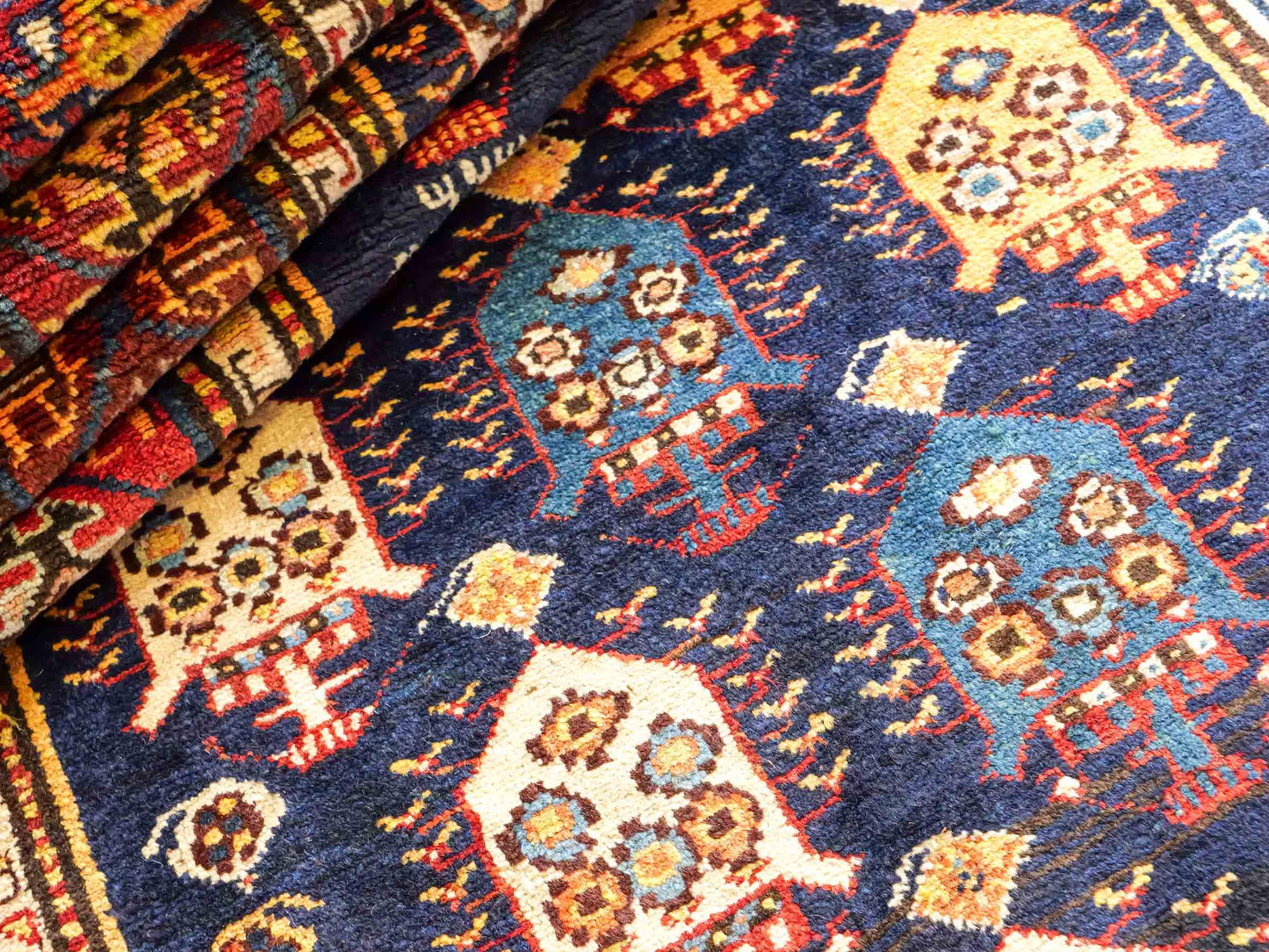 Sehr feiner, handgeknüpfter, antiker, persischer Ghashghai Nomadenteppich aus Wolle von Khademi. Farbe: Blau, rot, beige, cremeweiß. Größe: 346 x 115 cm. Form: Läufer. Vertrieb durch JUPITER Intl.