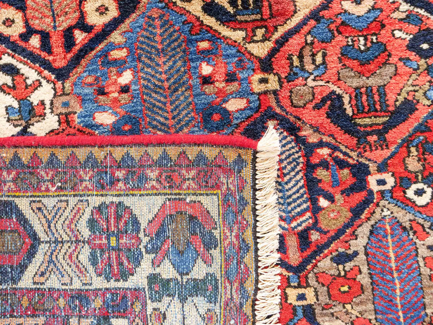 Feiner, handgeknüpfter, persischer Bakhitar Nomadenteppich aus Wolle von Khademi. Farbe: Rot, blau, cremeweiß. Größe: 250 x 160 cm. Vertrieb durch JUPITER Intl.