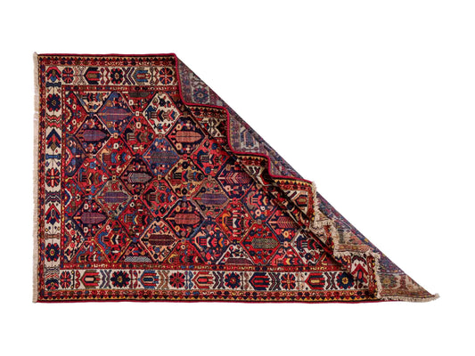 Feiner, handgeknüpfter, persischer Bakhitar Nomadenteppich aus Wolle von Khademi. Farbe: Rot, blau, cremeweiß. Größe: 250 x 160 cm. Vertrieb durch JUPITER Intl.