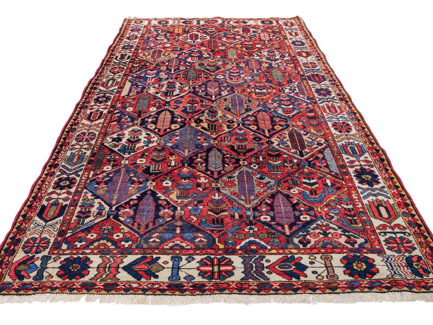 Feiner, handgeknüpfter, persischer Bakhitar Nomadenteppich aus Wolle von Khademi. Farbe: Rot, blau, cremeweiß. Größe: 250 x 160 cm. Vertrieb durch JUPITER Intl.