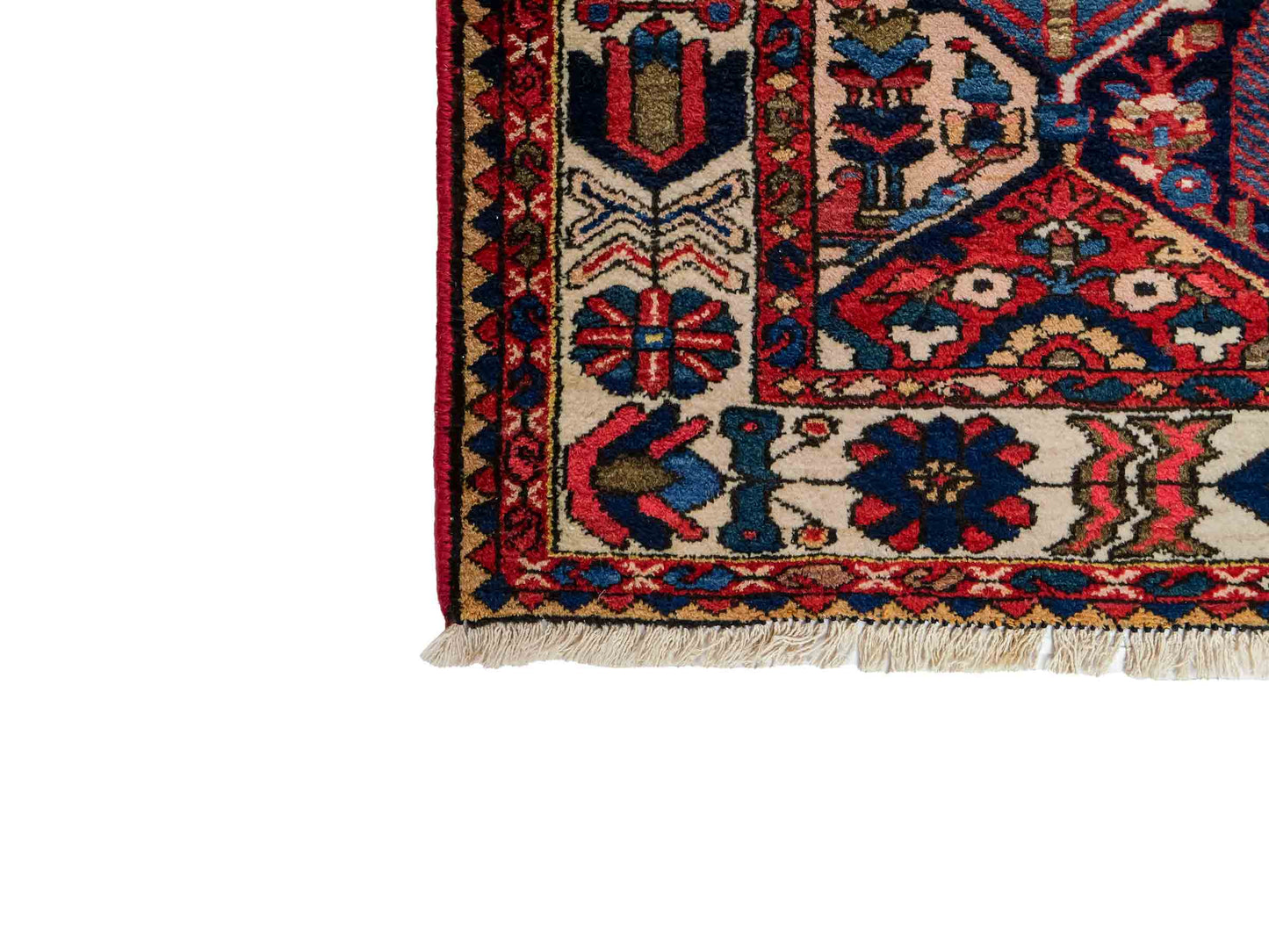 Feiner, handgeknüpfter, persischer Bakhitar Nomadenteppich aus Wolle von Khademi. Farbe: Rot, blau, cremeweiß. Größe: 250 x 160 cm. Vertrieb durch JUPITER Intl.