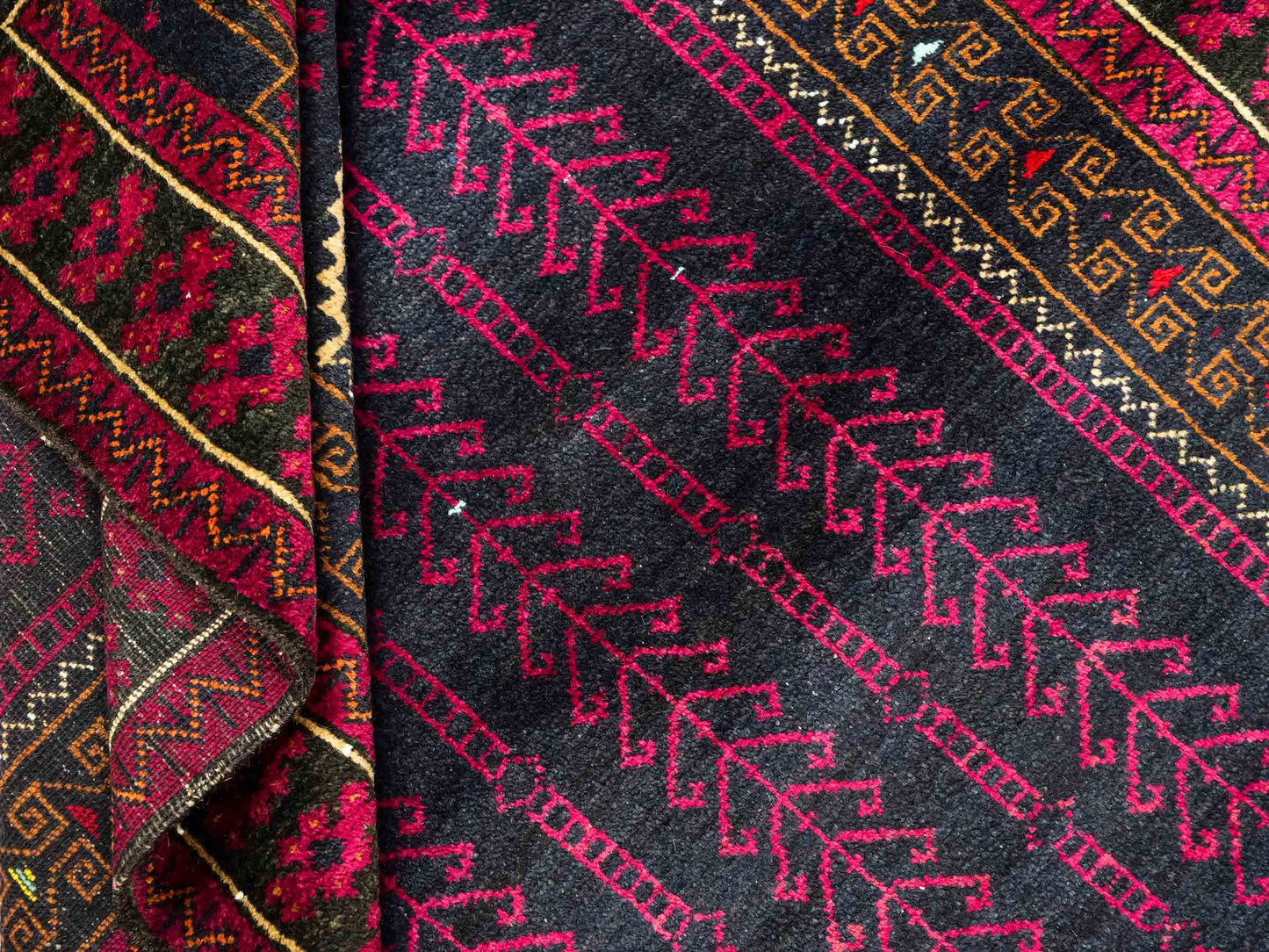 Handgeknüpfter, afghanischer Belutsch Nomadenteppich aus Wolle von Khademi. Größe: 152 x 94 cm. Farbe: Blau, rot, lila. Verkauf durch JUPITER Intl.