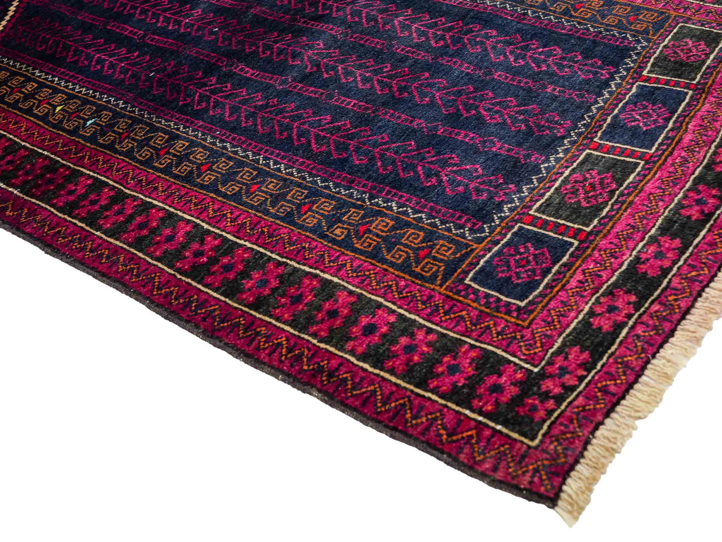 Handgeknüpfter, afghanischer Belutsch Nomadenteppich aus Wolle von Khademi. Größe: 152 x 94 cm. Farbe: Blau, rot, lila. Verkauf durch JUPITER Intl.