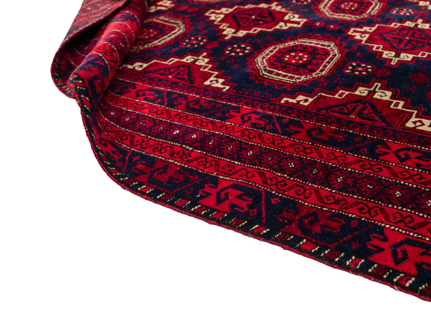 Handgeknüpfter, afghanischer Belutsch Nomadenteppich aus Wolle von Khademi. Größe: 173 x 117 cm. Farbe: Rot, blau. Verkauf durch JUPITER Intl.