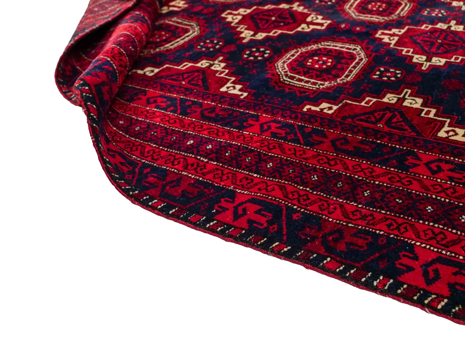Handgeknüpfter, afghanischer Belutsch Nomadenteppich aus Wolle von Khademi. Größe: 173 x 117 cm. Farbe: Rot, blau. Verkauf durch JUPITER Intl.
