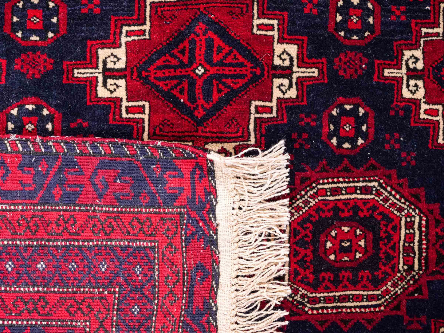 Handgeknüpfter, afghanischer Belutsch Nomadenteppich aus Wolle von Khademi. Größe: 173 x 117 cm. Farbe: Rot, blau. Verkauf durch JUPITER Intl.
