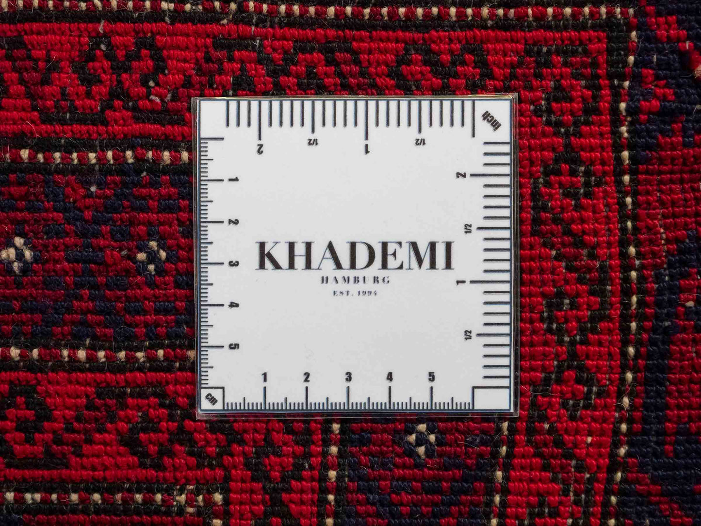 Handgeknüpfter, afghanischer Belutsch Nomadenteppich aus Wolle von Khademi. Größe: 173 x 117 cm. Farbe: Rot, blau. Verkauf durch JUPITER Intl.