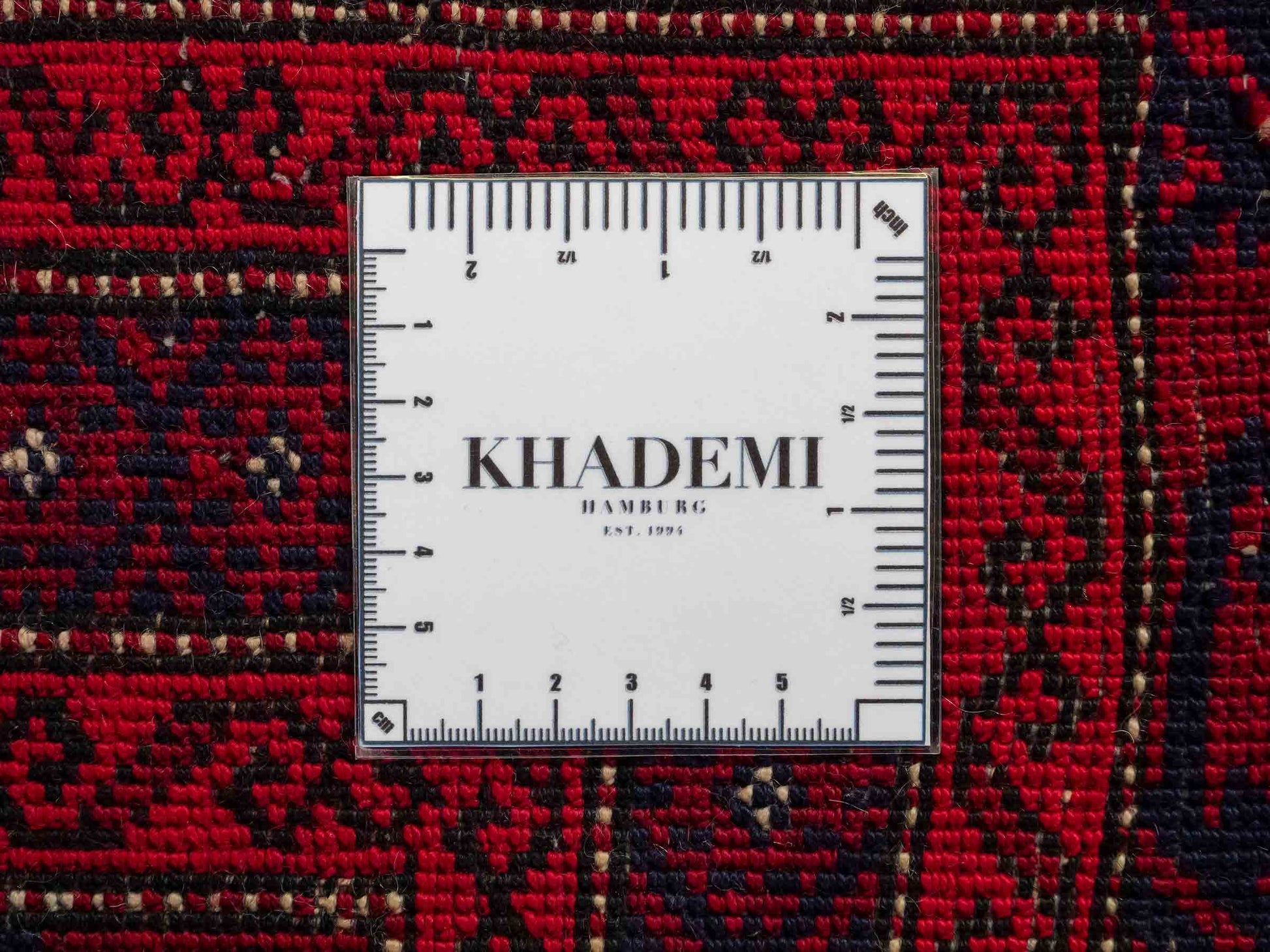 Handgeknüpfter, afghanischer Belutsch Nomadenteppich aus Wolle von Khademi. Größe: 173 x 117 cm. Farbe: Rot, blau. Verkauf durch JUPITER Intl.