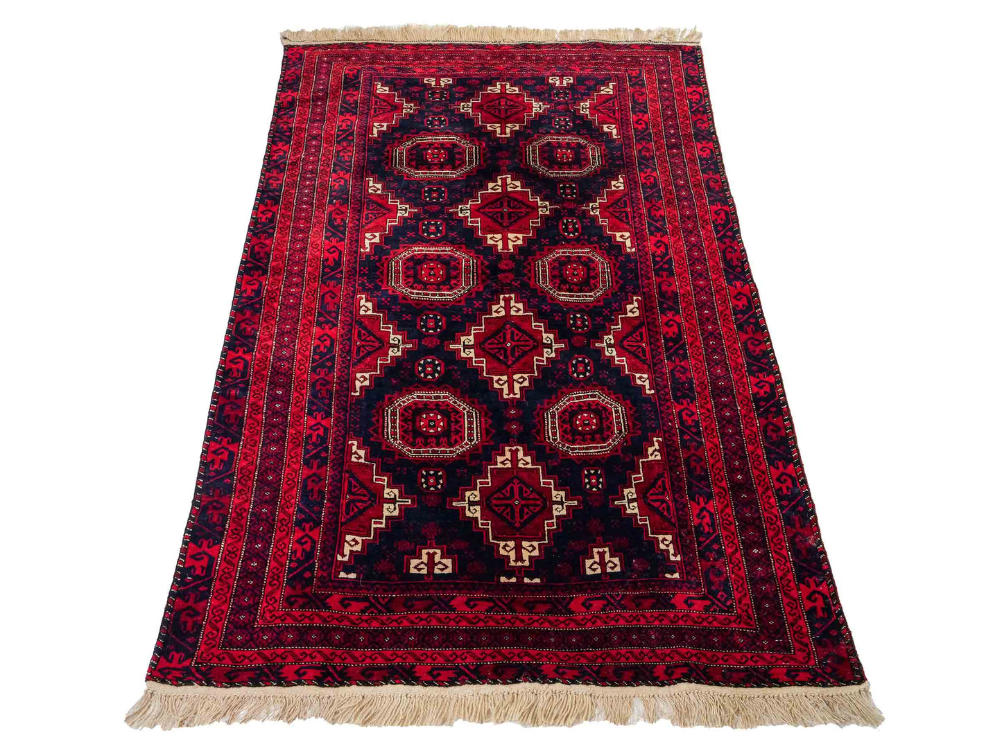 Handgeknüpfter, afghanischer Belutsch Nomadenteppich aus Wolle von Khademi. Größe: 173 x 117 cm. Farbe: Rot, blau. Verkauf durch JUPITER Intl.