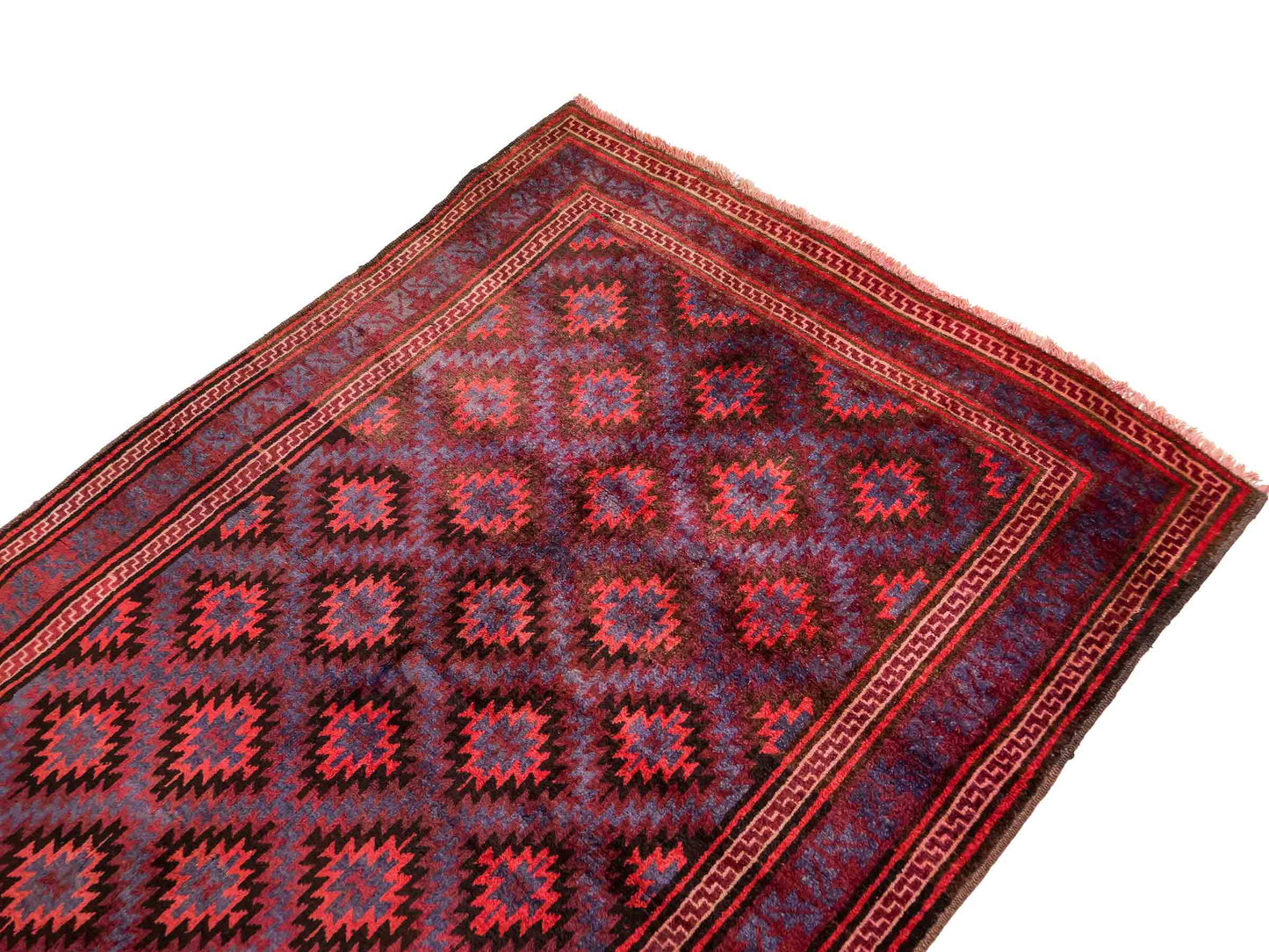 Handgeknüpfter, afghanischer Belutsch Nomadenteppich aus Wolle von Khademi. Größe: 180 x 121 cm. Farbe: Rot, blau. Verkauf durch JUPITER Intl.