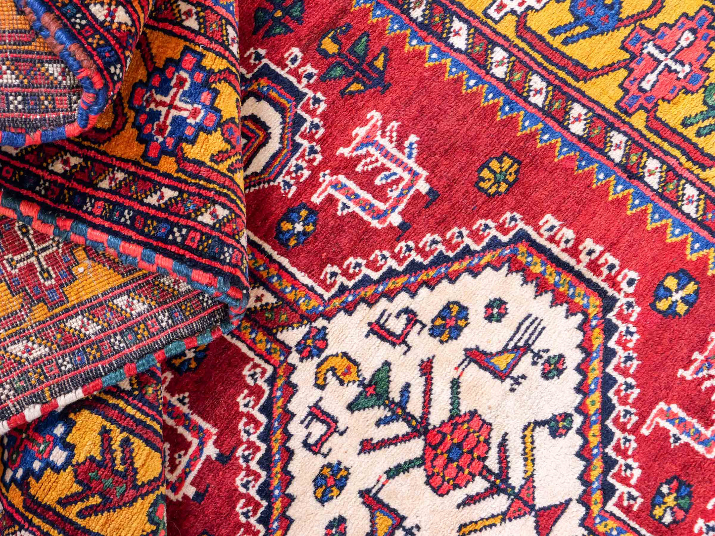 Feiner, handgeknüpfter, persischer Shiraz Nomadenteppich aus Wolle von Khademi. Farbe: Rot, beige, blau. Größe: 318 x 103 cm. Vertrieb durch JUPITER Intl.