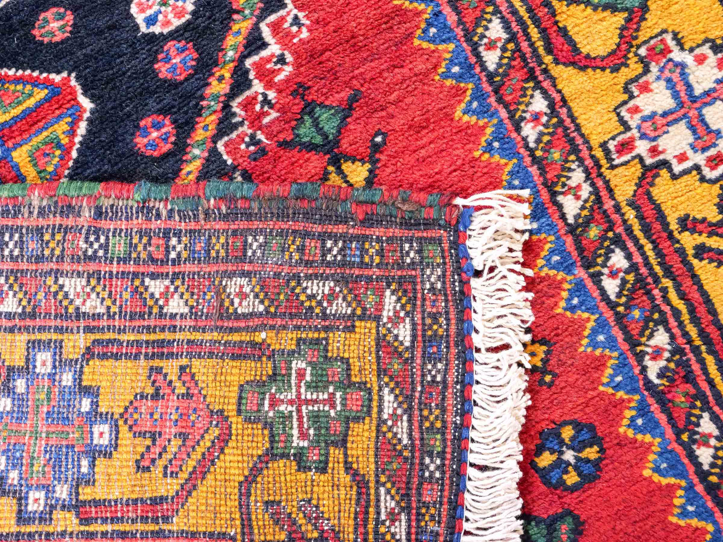 Feiner, handgeknüpfter, persischer Shiraz Nomadenteppich aus Wolle von Khademi. Farbe: Rot, beige, blau. Größe: 318 x 103 cm. Vertrieb durch JUPITER Intl.