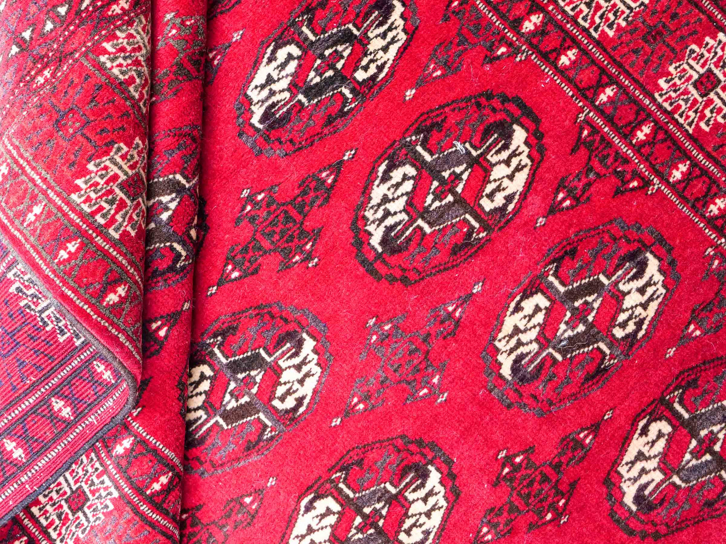 Handgeknüpfter, afghanischer Turkaman Nomadenteppich aus Wolle von Khademi. Größe: 152 x 118 cm. Farbe: Rot. Verkauf durch JUPITER Intl.