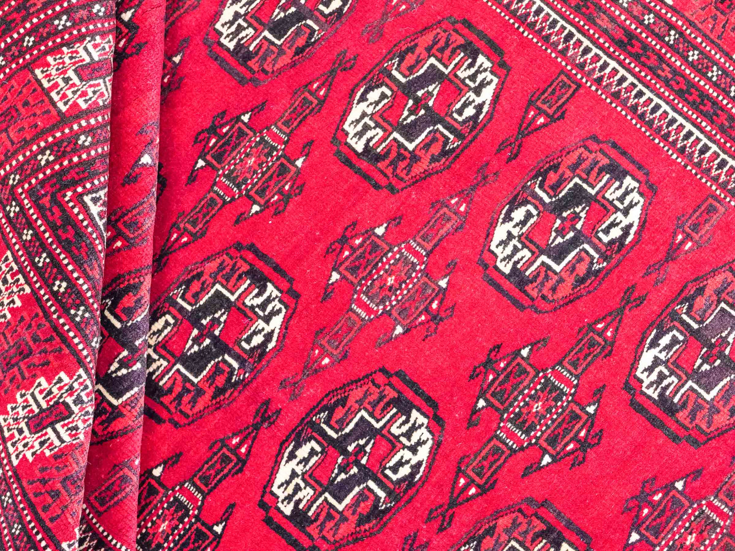 Handgeknüpfter, afghanischer Turkaman Nomadenteppich aus Wolle von Khademi. Größe: 180 x 130 cm. Farbe: Rot. Verkauf durch JUPITER Intl.