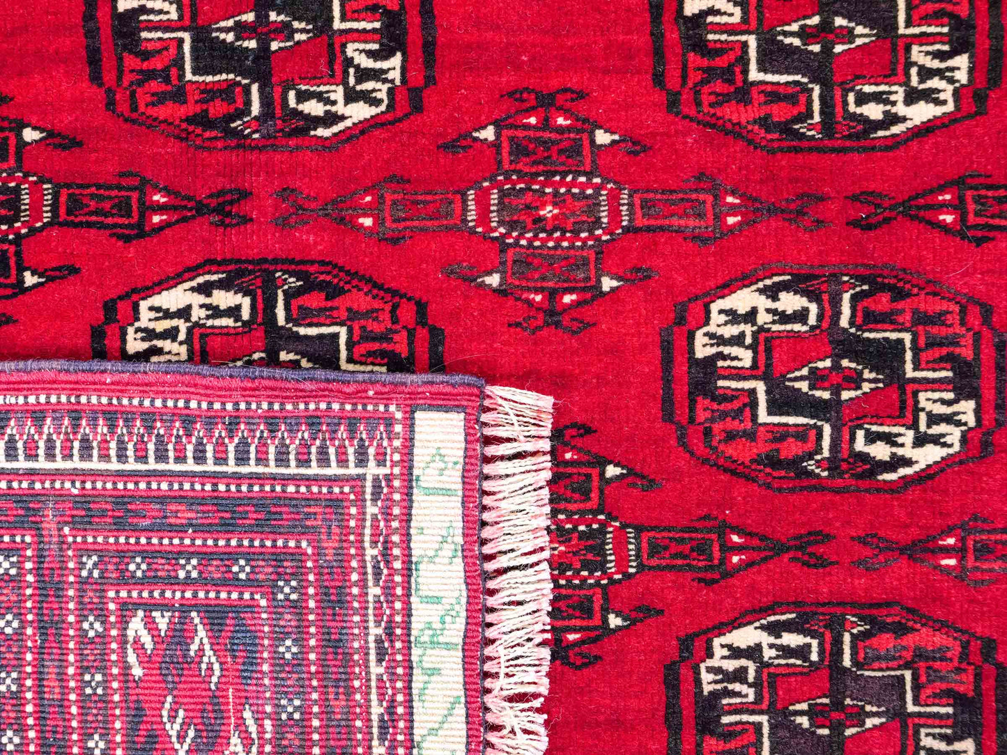 Handgeknüpfter, afghanischer Turkaman Nomadenteppich aus Wolle von Khademi. Größe: 180 x 130 cm. Farbe: Rot. Verkauf durch JUPITER Intl.