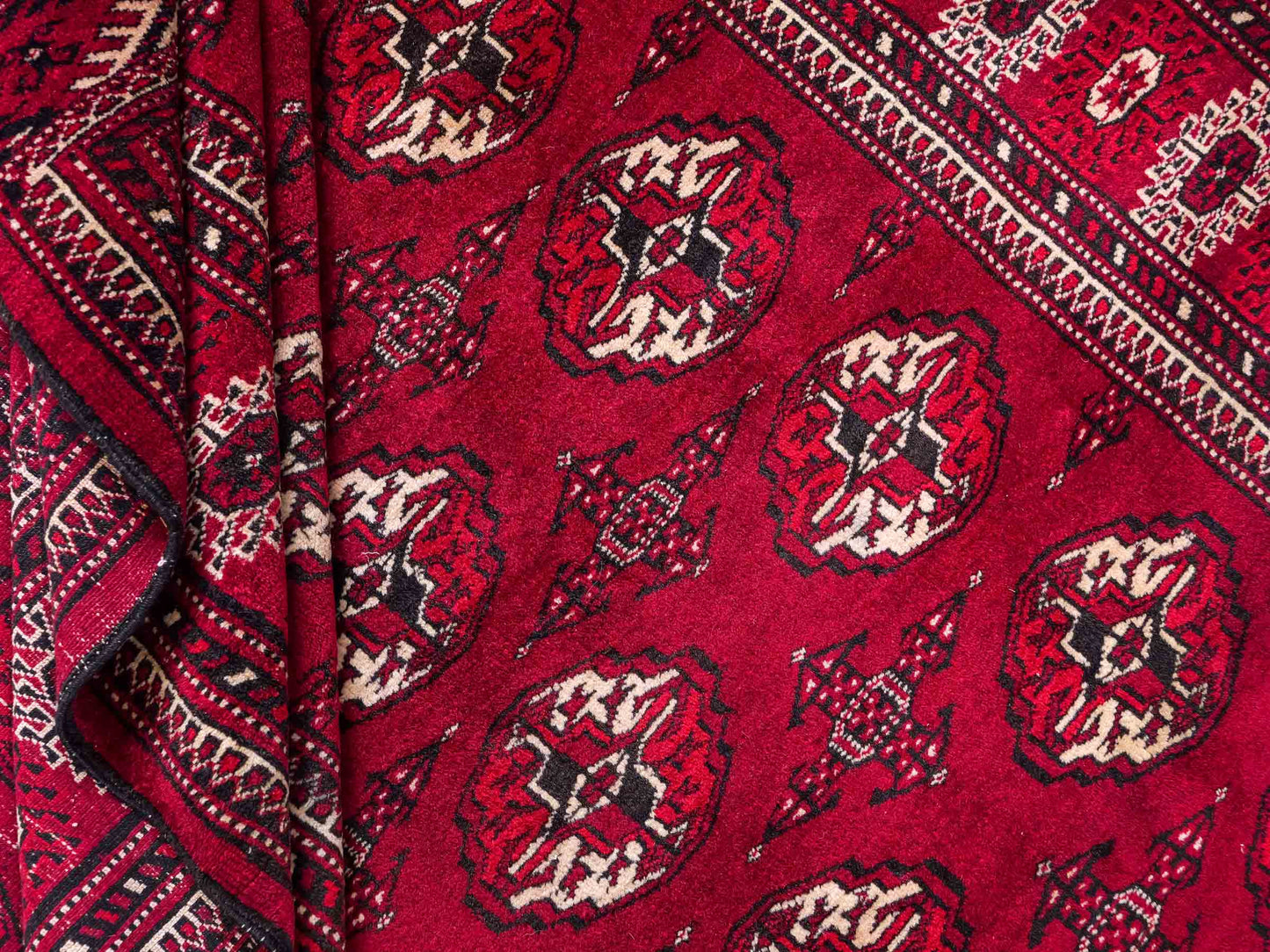Handgeknüpfter, afghanischer Turkaman Nomadenteppich aus Wolle von Khademi. Größe: 182 x 137 cm. Farbe: Rot. Verkauf durch JUPITER Intl.