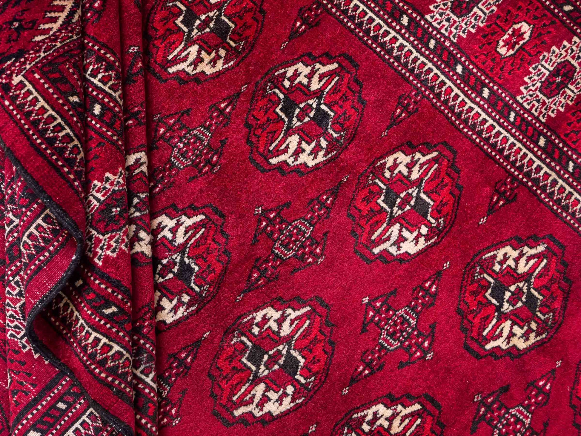 Handgeknüpfter, afghanischer Turkaman Nomadenteppich aus Wolle von Khademi. Größe: 182 x 137 cm. Farbe: Rot. Verkauf durch JUPITER Intl.