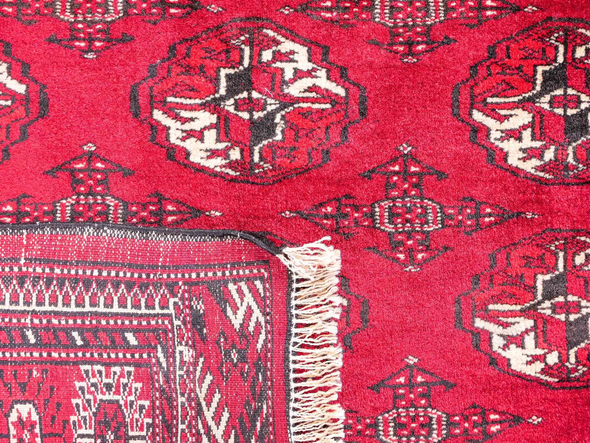 Handgeknüpfter, afghanischer Turkaman Nomadenteppich aus Wolle von Khademi. Größe: 182 x 137 cm. Farbe: Rot. Verkauf durch JUPITER Intl.