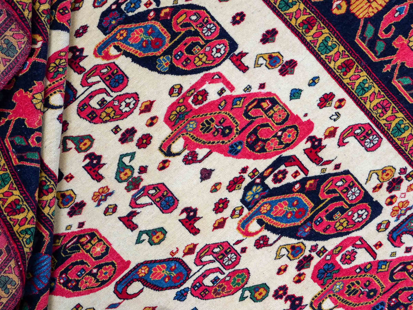 Feiner, handgeknüpfter, antiker Afghan Wollteppich von Khademi. Größe: 168 x 123 cm. Farbe: Cremeweiß, beige, blau, rot. Verkauf durch JUPITER Intl.