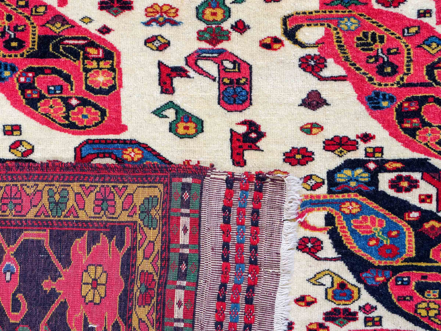 Feiner, handgeknüpfter, antiker Afghan Wollteppich von Khademi. Größe: 168 x 123 cm. Farbe: Cremeweiß, beige, blau, rot. Verkauf durch JUPITER Intl.