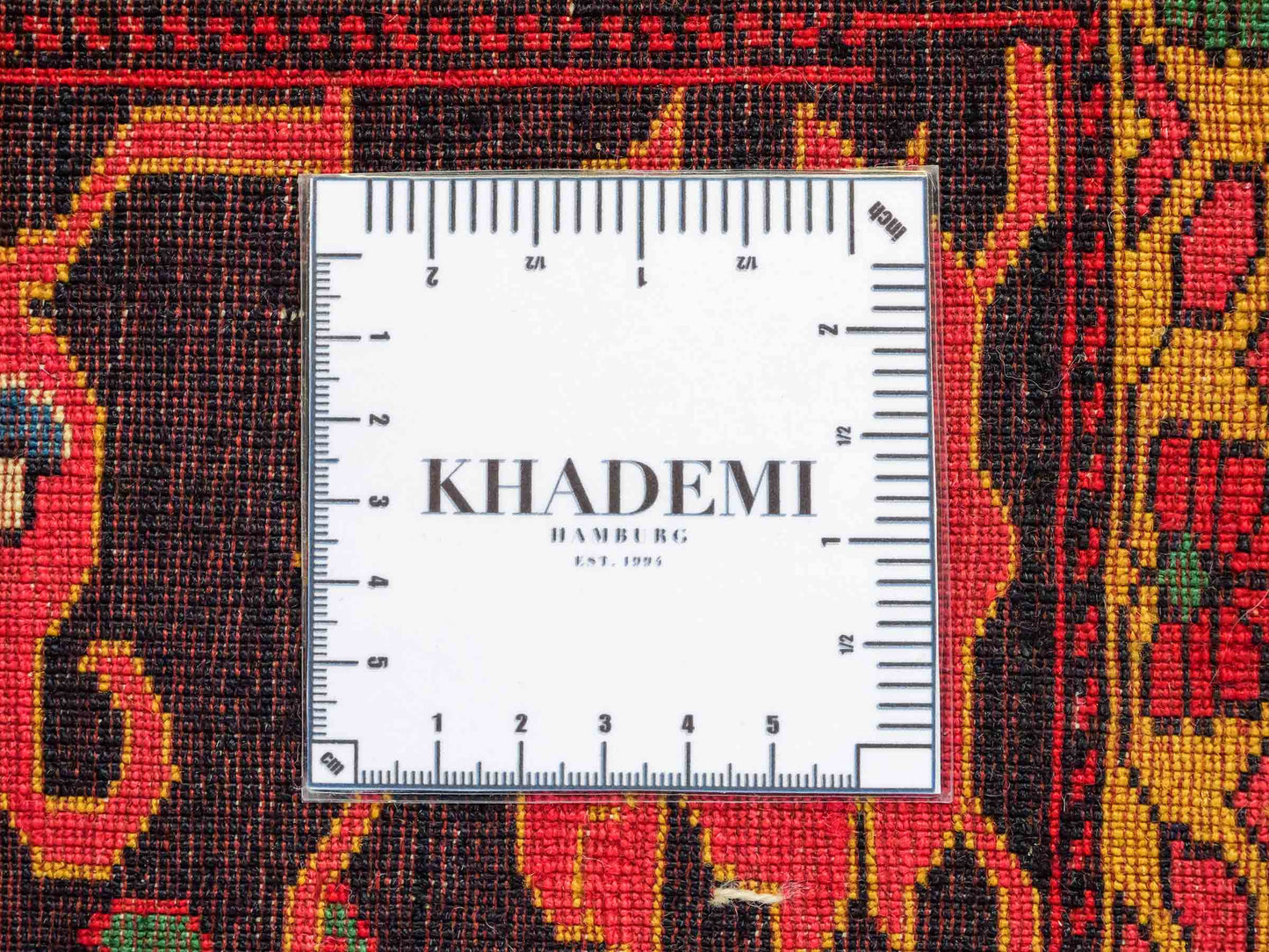 Feiner, handgeknüpfter, antiker Afghan Wollteppich von Khademi. Größe: 168 x 123 cm. Farbe: Cremeweiß, beige, blau, rot. Verkauf durch JUPITER Intl.