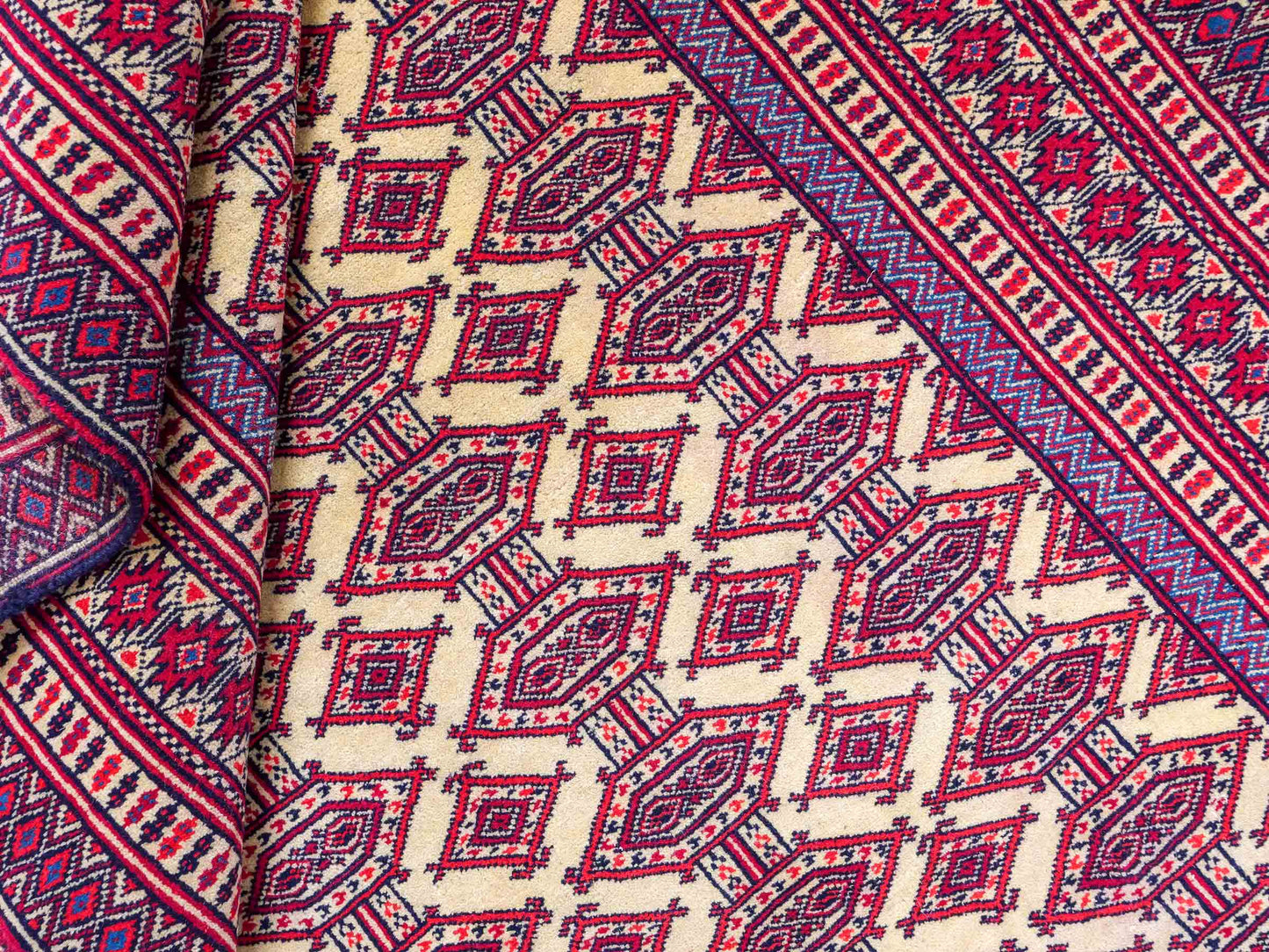 Feiner, handgeknüpfter Afghan Mauri Wollteppich von Khademi. Größe: 164 x 121 cm. Farbe: Cremeweiß, blau, rot. Verkauf durch JUPITER Intl.