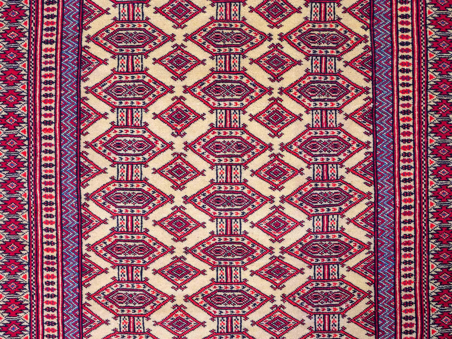 Feiner, handgeknüpfter Afghan Mauri Wollteppich von Khademi. Größe: 164 x 121 cm. Farbe: Cremeweiß, blau, rot. Verkauf durch JUPITER Intl.