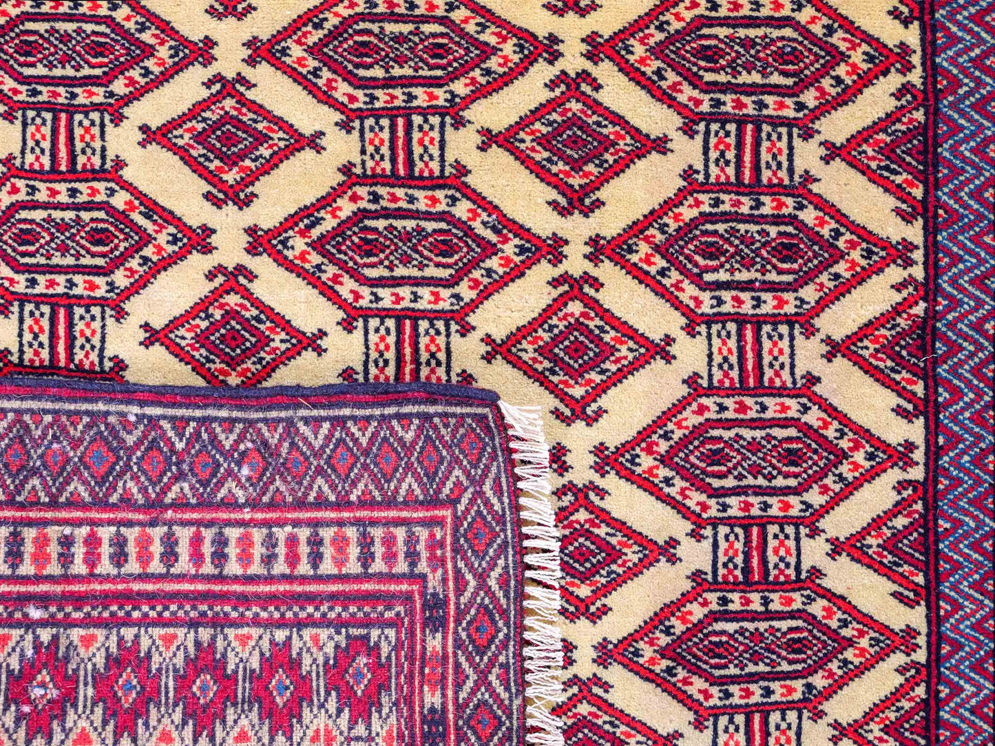 Feiner, handgeknüpfter Afghan Mauri Wollteppich von Khademi. Größe: 164 x 121 cm. Farbe: Cremeweiß, blau, rot. Verkauf durch JUPITER Intl.