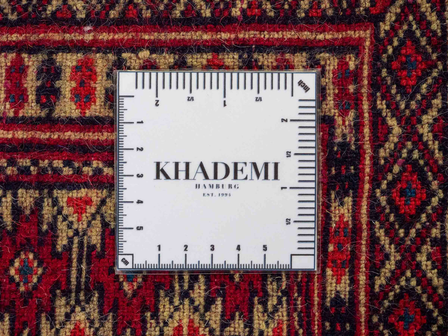 Feiner, handgeknüpfter Afghan Mauri Wollteppich von Khademi. Größe: 164 x 121 cm. Farbe: Cremeweiß, blau, rot. Verkauf durch JUPITER Intl.