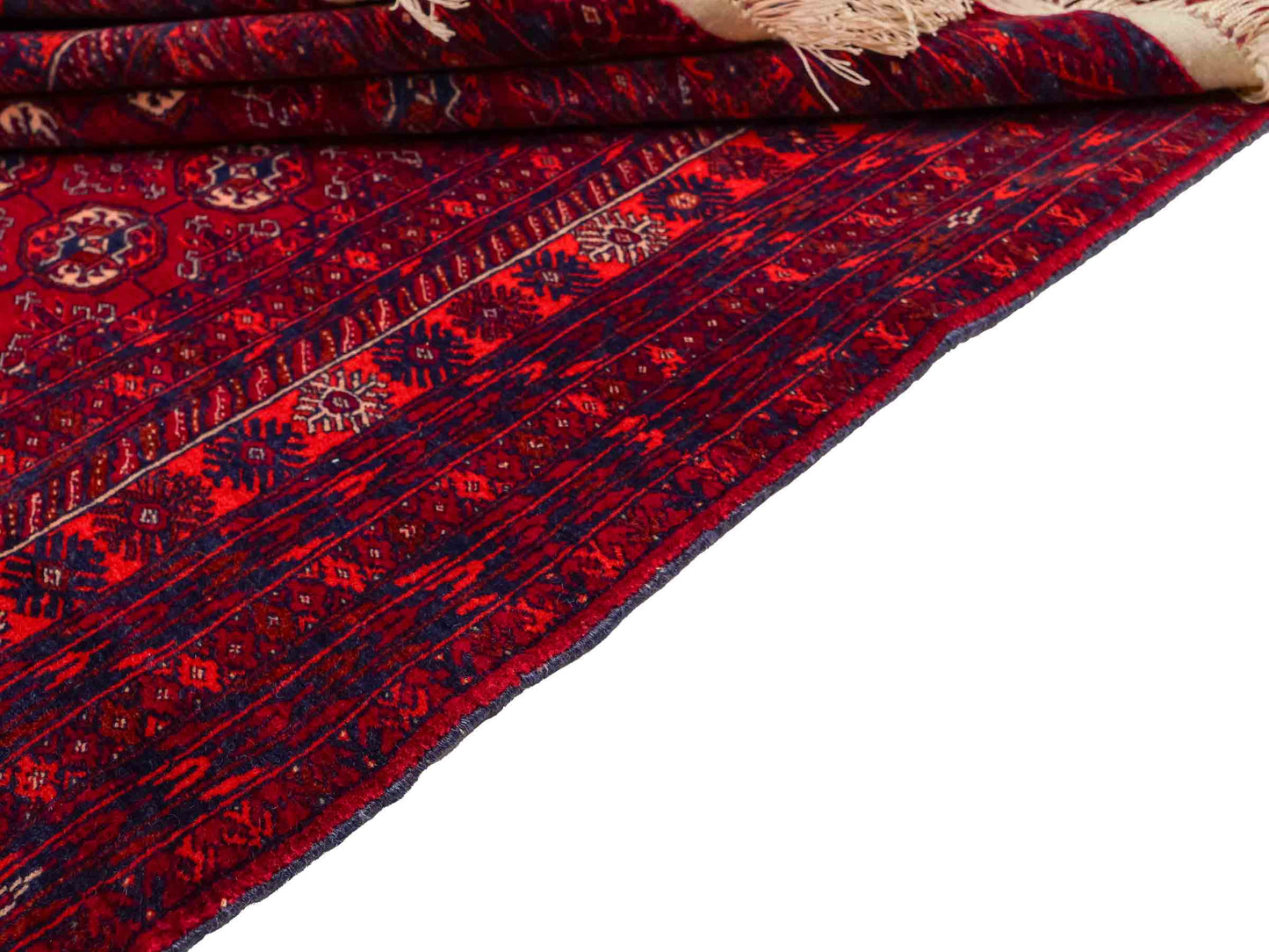 Feiner, handgeknüpfter Afghan Mauri Wollteppich mit Seidenkette von Khademi. Größe: 169 x 113 cm. Farbe: Rot, blau. Verkauf durch JUPITER Intl.